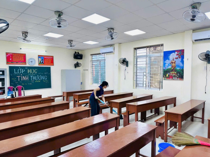 Cán bộ, giáo viên, nhân viên Trường Trung học cơ sở Ngô Quyền (quận Lê Chân) dọn dẹp phòng học để đón học sinh quay lại trường (Ảnh: LT) GDVN_khac-phuc-bao-7.jpg