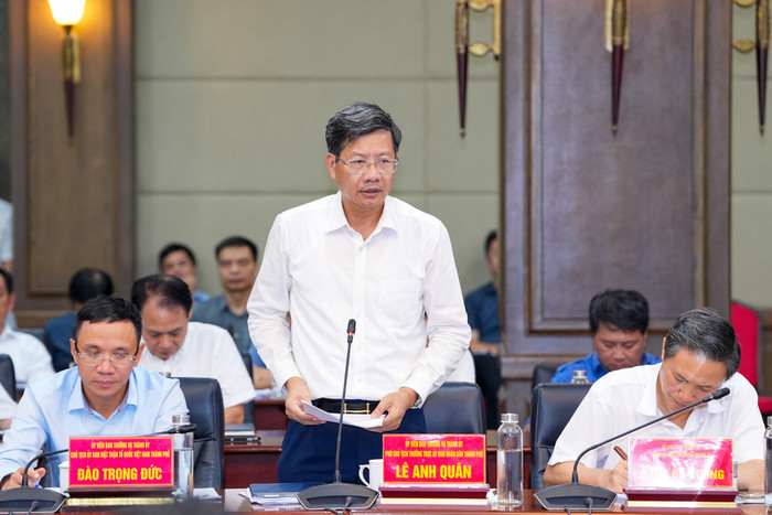 Ông Lê Anh Quân - Phó chủ tịch Thường trực Uỷ ban nhân dân thành phố Hải Phòng báo cáo tại cuộc làm việc (Ảnh: ĐT) le-anh-quan-2.jpeg