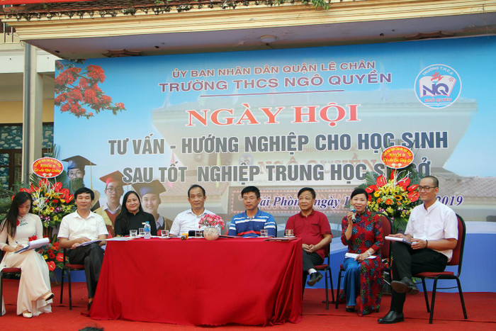 Các vị đại biểu tư vấn hướng nghiệp cho học sinh lớp 9 Trường Trung học cơ sở Ngô Quyền (Ảnh: Lã Tiến) Các vị đại biểu tư vấn hướng nghiệp cho học sinh lớp 9 Trường Trung học cơ sở Ngô Quyền (Ảnh: Lã Tiến)