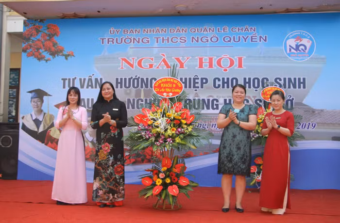 Đại diện cha mẹ học sinh khối 9 tặng hoa cảm ơn Ban giám hiệu nhà trường (Ảnh: Lã Tiến)