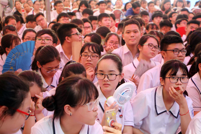 Mặc dù thời tiết nắng nóng gay gắt, song các em học sinh vẫn chăm chú lắng nghe các đại biểu tư vấn sau khi tốt nghiệp Trung học cơ sở (Ảnh: Lã Tiến) Mặc dù thời tiết nắng nóng gay gắt, song các em học sinh vẫn chăm chú lắng nghe các đại biểu tư vấn sau khi tốt nghiệp Trung học cơ sở (Ảnh: Lã Tiến)