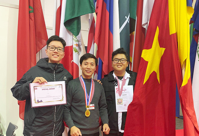 Em Lương Nguyên Cát (bên trái) và em Nguyễn Khánh Toàn (bên phải) chụp ảnh lưu niệm cùng thầy hướng dẫn là Tiến sĩ Đặng Toàn Vinh. (Ảnh: CTV) Em Lương Nguyên Cát (bên trái) và em Nguyễn Khánh Toàn (bên phải) chụp ảnh lưu niệm cùng thầy hướng dẫn là Tiến sĩ Đặng Toàn Vinh. (Ảnh: CTV)