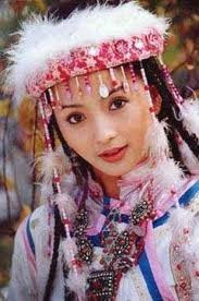 Bên cạnh Tiểu Yến Tử đẹp rạng ngời, Tử Vy đằm thắm, Hàm Hương là nhân vật nữ ghi được dấu ấn đậm với Hoàn Châu Cách Cách. Khán giả sẽ không bao giờ quên cô công chúa có điệu múa mềm mại, uyển chuyển như dải lụa đào... (Ảnh: HB) Xem thêm: Mỹ nữ Trời ban - Vẻ đẹp khiến Phạm Băng Băng cũng phải ghen tỵ.