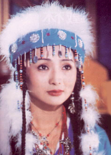 Và hơn hết là hương thơm nồng nàn, quyến rũ thu hút mọi cánh bướm xinh. Còn nhớ, mỗi khi Hàm Hương múa, hàng ngàn cánh bướm đã dập dìu bay về, quấn lấy tà áo người đẹp. Nếu so sắc với hoa, có lẽ, vẻ đẹp của Hàm Hương - Lưu Đan còn trên một bậc. (Ảnh: HB) Xem thêm: Mỹ nữ Trời ban - Vẻ đẹp khiến Phạm Băng Băng cũng phải ghen tỵ.