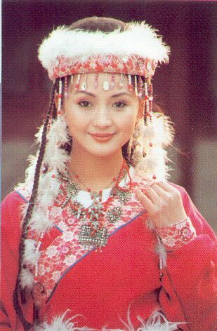 Đôi lông mày thanh tú, gương mặt nhỏ nhắn, đôi mắt mơ màng như giọt nắng chiều phai, tất cả kết hợp hài hòa, tạo nên vẻ đẹp ngọt ngào, tĩnh lặng đến nao lòng. (Ảnh: HB) Xem thêm: Mỹ nữ Trời ban - Vẻ đẹp khiến Phạm Băng Băng cũng phải ghen tỵ.