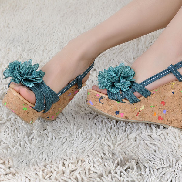 "Xì tin", điệu đà với sandal dây tết chéo. (Ảnh: HB) Xem thêm: Bộ sưu tập "nâng niu gót ngà" tuyệt xinh cho bạn gái hè này. "Xì tin", điệu đà với sandal dây tết chéo. (Ảnh: HB) Xem thêm: Bộ sưu tập "nâng niu gót ngà" tuyệt xinh cho bạn gái hè này.