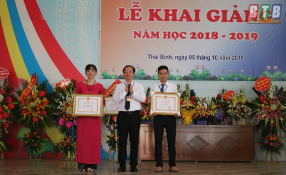 Lãnh đạo Trường Cao đẳng Nghề Thái Bình trao bằng khen của Ủy ban nhân dân tỉnh Thái Bình tặng các tập thể đạt thành tích cao trong quản lý, giảng dạy. (Ảnh: Báo Thái Bình) Lãnh đạo Trường Cao đẳng Nghề Thái Bình trao bằng khen của Ủy ban nhân dân tỉnh Thái Bình tặng các tập thể đạt thành tích cao trong quản lý, giảng dạy. (Ảnh: Báo Thái Bình)