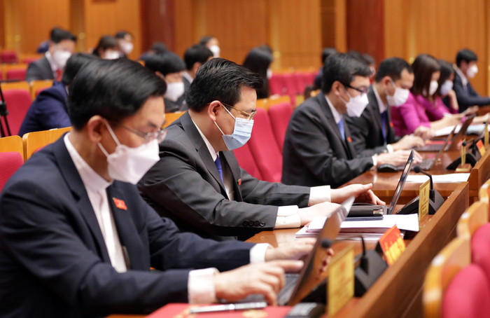 Các đại biểu nghiên cứu tài liệu kỳ họp thứ 6 (Ảnh: CTV)