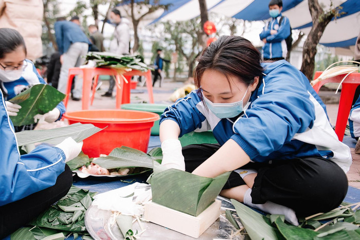 Sinh viên nhà trường hào hứng khi được tự tay gói bánh chưng (Ảnh: NTCC) Sinh viên nhà trường hào hứng khi được tự tay gói bánh chưng (Ảnh: NTCC)