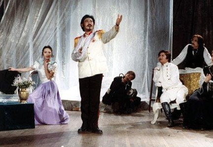 Diễn viên Khương Vũ (giữa). Diễn viên Khương Vũ (giữa).