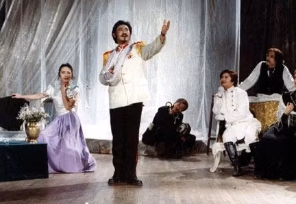 Diễn viên Khương Vũ (giữa).