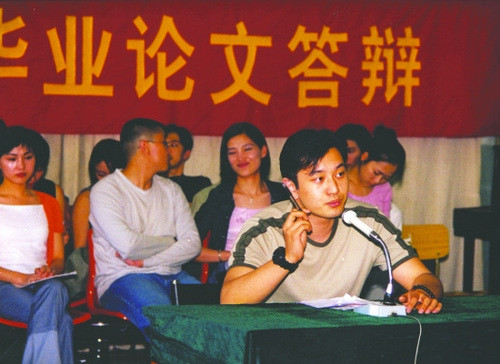 Huỳnh Hiểu Minh trong phần phản biện khóa luận tốt nghiệp. Huỳnh Hiểu Minh trong phần phản biện khóa luận tốt nghiệp.