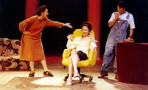 Triệu Vy (ngoài cùng bên trái). Triệu Vy (ngoài cùng bên trái).