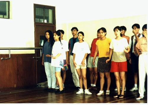 Triệu Vy (thứ hai từ trái sang) cùng các bạn trong lớp. Triệu Vy (thứ hai từ trái sang) cùng các bạn trong lớp.