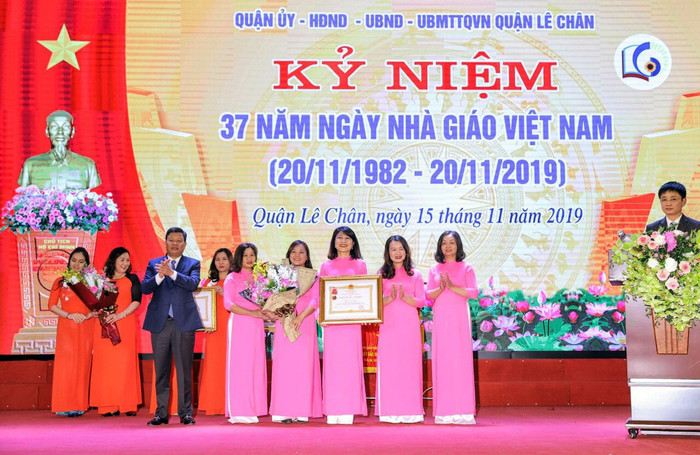 Trường Tiểu học Võ Thị Sáu (quận Lê Chân, Hải Phòng) đón nhận Huân chương Lao động hạng Ba (Ảnh: Nhà trường cung cấp) Trường Tiểu học Võ Thị Sáu (quận Lê Chân, Hải Phòng) đón nhận Huân chương Lao động hạng Ba (Ảnh: Nhà trường cung cấp)