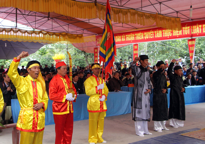 Các vị bô lão và nhiều người dân trong làng đã hô vang "xin thề, xin thề". (Ảnh: Lã Tiến) Các vị bô lão và nhiều người dân trong làng đã hô vang "xin thề, xin thề". (Ảnh: Lã Tiến)