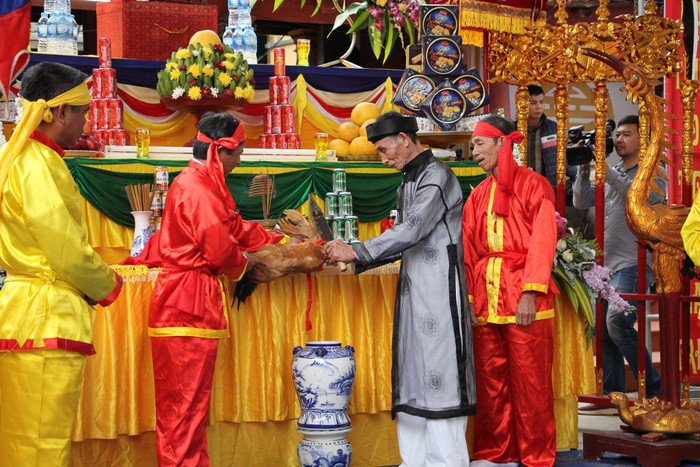 Nghi lễ cắt tiết gà trống. (Ảnh: Lã Tiến) Nghi lễ cắt tiết gà trống. (Ảnh: Lã Tiến)