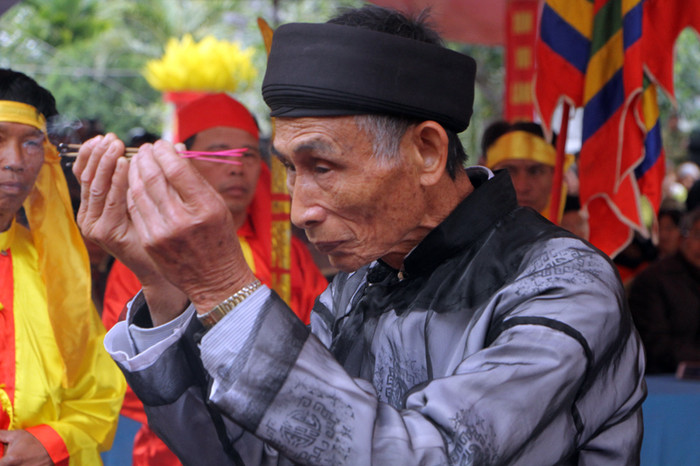 Cụ Phạm Quốc Oanh (chủ lễ) dâng hương khai hội Minh Thề (Ảnh: Lã Tiến) Cụ Phạm Quốc Oanh (chủ lễ) dâng hương khai hội Minh Thề (Ảnh: Lã Tiến)