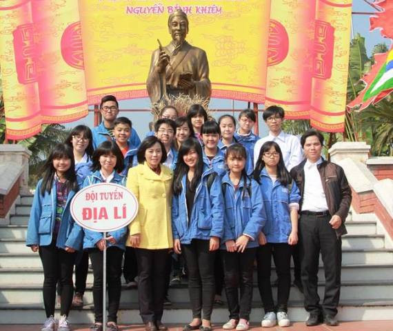 Thầy giáo Ngô Huy Thành (ngoài cùng bên phải) cùng các trò đội tuyển Địa lý Trường Trung học cơ sở Trần Phú dâng hương đền Trạng trình Nguyễn Bỉnh Khiêm. (Ảnh: Nhân vật cung cấp)