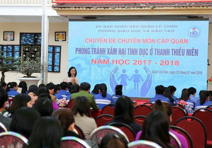 Cô giáo Vũ Nguyễn Ngọc Quỳnh luôn đưa các chuyên đề vào giảng dạy, tạo hứng thú cho học sinh học môn Giáo dục công dân (Ảnh: Nhân vật cung cấp) Cô giáo Vũ Nguyễn Ngọc Quỳnh luôn đưa các chuyên đề vào giảng dạy, tạo hứng thú cho học sinh học môn Giáo dục công dân (Ảnh: Nhân vật cung cấp)