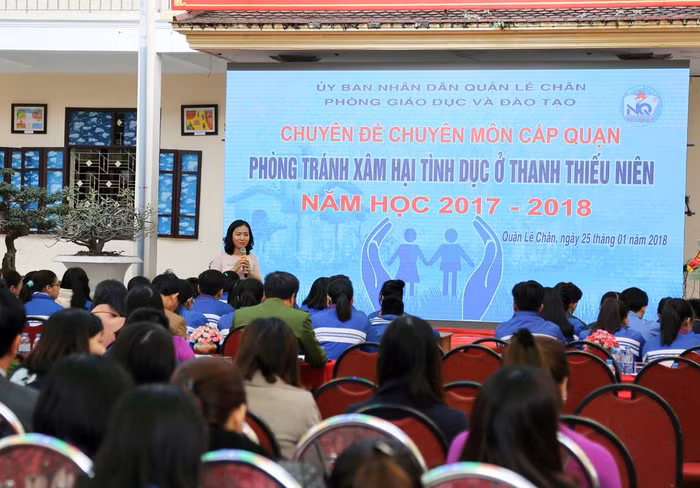 Cô giáo Vũ Nguyễn Ngọc Quỳnh luôn đưa các chuyên đề vào giảng dạy, tạo hứng thú cho học sinh học môn Giáo dục công dân (Ảnh: Nhân vật cung cấp)