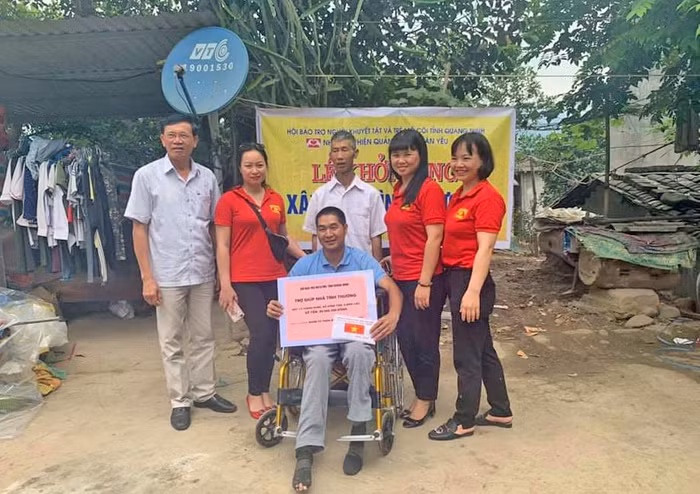 Cô giáo Bùi Thị Hồng (thứ 2 từ phải sang) và Nhóm từ thiện “Quảng Ninh thân yêu” trao hỗ trợ xây dựng nhà tình thương cho anh Lý Thanh Hùng (xã Đồng Tâm, huyện Bình Liêu). (Ảnh: CTV)