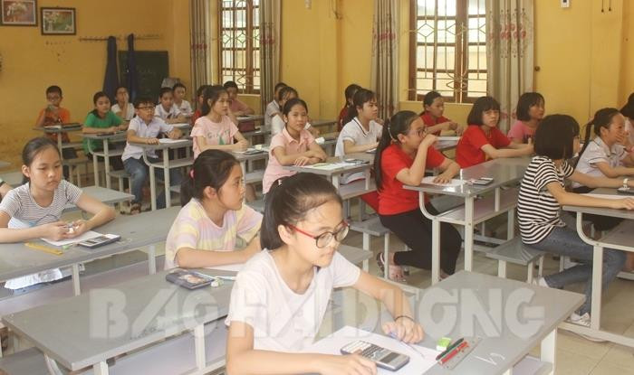 Các em học sinh làm bài kiểm tra năng lực để tuyển vào lớp 6 chất lượng cao (Ảnh: Báo Hải Dương)
