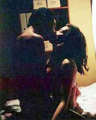 Nụ hôn của Lâm Hy Lôi và Lưu Đức Hoa. Với người đẹp Lâm Hy Lôi thì Lưu Đức Hoa là một thần tượng lớn của cô. Khi có cơ hội hợp tác chung trong phim “The Conmen In Vegas” 1999 cùng thần tượng, Lâm Hy Lôi đã vô cùng vui sướng và xúc động. Và còn hơn thế nữa, Lâm Hy Lôi còn có cảnh được hôn thần tượng của mình; “Trong phim có cảnh hôn giữa tôi và anh Lưu, trong khi tôi chưa từng diễn cảnh này bao giờ, đạo diễn Vương Sương thì nhắc tôi nên chủ động hôn anh ấy cuồng nhiệt. May mà thái độ của anh ấy lại rất tự nhiên, Lưu Đức Hoa bảo tôi đừng áp lực quá, hãy là chính mình, và điều đó đã giúp tôi cảm thấy thoải mái hơn khi thực hiện cảnh quay này”, Lâm Hy Lôi chia sẻ. Nụ hôn của Lâm Hy Lôi và Lưu Đức Hoa. Với người đẹp Lâm Hy Lôi thì Lưu Đức Hoa là một thần tượng lớn của cô. Khi có cơ hội hợp tác chung trong phim “The Conmen In Vegas” 1999 cùng thần tượng, Lâm Hy Lôi đã vô cùng vui sướng và xúc động. Và còn hơn thế nữa, Lâm Hy Lôi còn có cảnh được hôn thần tượng của mình; “Trong phim có cảnh hôn giữa tôi và anh Lưu, trong khi tôi chưa từng diễn cảnh này bao giờ, đạo diễn Vương Sương thì nhắc tôi nên chủ động hôn anh ấy cuồng nhiệt. May mà thái độ của anh ấy lại rất tự nhiên, Lưu Đức Hoa bảo tôi đừng áp lực quá, hãy là chính mình, và điều đó đã giúp tôi cảm thấy thoải mái hơn khi thực hiện cảnh quay này”, Lâm Hy Lôi chia sẻ.