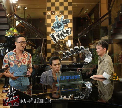 Thí sinh Dũng Hà đang cùng HLV Đàm Vĩnh Hưng tập luyện ca khúc trước giờ lên sàn. Thí sinh Dũng Hà đang cùng HLV Đàm Vĩnh Hưng tập luyện ca khúc trước giờ lên sàn.