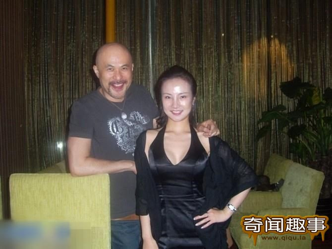 Thêm một người đàn ông ngoại quốc khác thân mật bên Can Lộ Lộ.