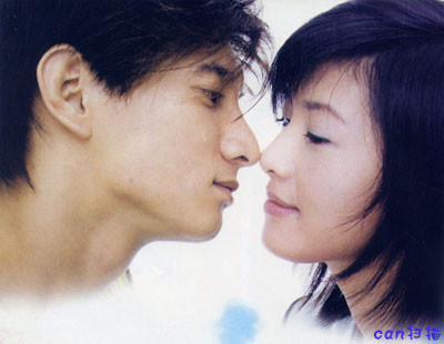 Nụ hôn đầu của nữ diễn viên Tô Tuệ Luân và nam diễn viên Ngô Kỳ Long trong phim “Theo đuổi giấc mơ”. Tiết lộ về nụ hôn đầu của mình dành cho “bạn trai” Ngô Kỳ Long trên phim, nữ diễn viên Tô Tuệ Lâm nhớ lại, khi quay cảnh đó cô đã tỏ ra khá run, mồ hôi thì cứ túa ra và khi hôn cũng không có cảm giác gì đặc biệt vì sự lo lắng đã soán hết cả tâm trí của người đẹp trong lúc thực hiện cảnh hôn. Nụ hôn đầu của nữ diễn viên Tô Tuệ Luân và nam diễn viên Ngô Kỳ Long trong phim “Theo đuổi giấc mơ”. Tiết lộ về nụ hôn đầu của mình dành cho “bạn trai” Ngô Kỳ Long trên phim, nữ diễn viên Tô Tuệ Lâm nhớ lại, khi quay cảnh đó cô đã tỏ ra khá run, mồ hôi thì cứ túa ra và khi hôn cũng không có cảm giác gì đặc biệt vì sự lo lắng đã soán hết cả tâm trí của người đẹp trong lúc thực hiện cảnh hôn.