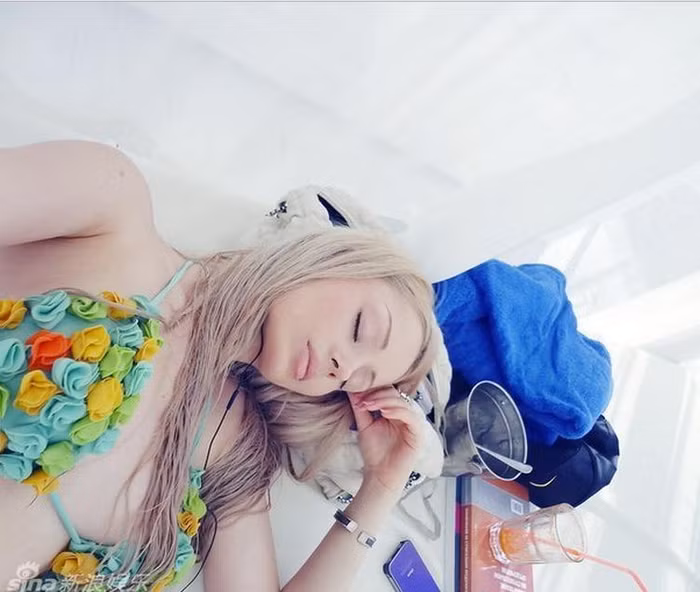 Hoặc những bức ảnh là sản phẩm của công nghệ thẩm mỹ để có được vẻ bề ngoài như búp bê.