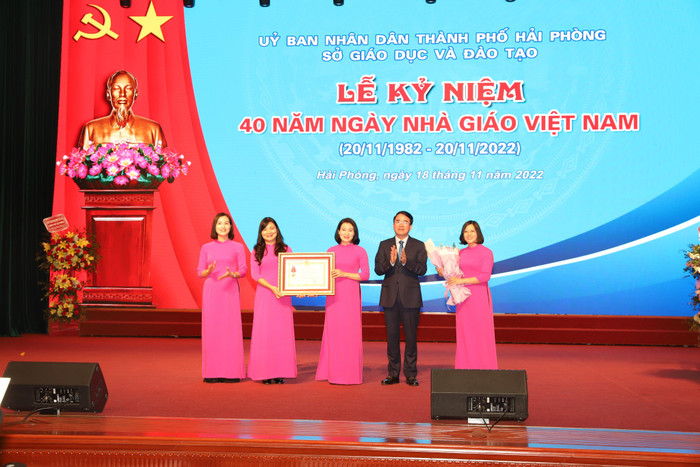 Phó Chủ tịch Uỷ ban nhân dân thành phố Lê Khắc Nam đã trao Huân chương Lao động Hạng Nhì cho Phòng Giáo dục Mầm non – Sở Giáo dục và Đào tạo thành phố.