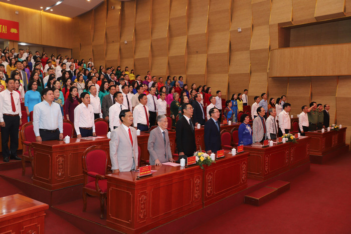 Các đại biểu thực hiện nghi lễ Chào cờ trong buổi Lễ kỷ niệm 40 năm ngày Nhà giáo Việt Nam 20/11 (Ảnh: Lã Tiến)