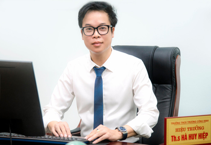 Thầy Hà Huy Hiệp- Hiệu trưởng trường Trung học cơ sở Trương Công Định (Ảnh: Lã Tiến) Thầy Hà Huy Hiệp- Hiệu trưởng trường Trung học cơ sở Trương Công Định (Ảnh: Lã Tiến)