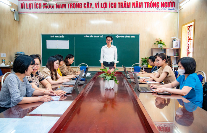 Thầy giáo Hà Huy Hiệp trao đổi phương pháp dạy học với Tổ giáo viên Tiếng Anh của Trường Trung học cơ sở Trương Công Định. (Ảnh: Lã Tiến) Thầy giáo Hà Huy Hiệp trao đổi phương pháp dạy học với Tổ giáo viên Tiếng Anh của Trường Trung học cơ sở Trương Công Định. (Ảnh: Lã Tiến)