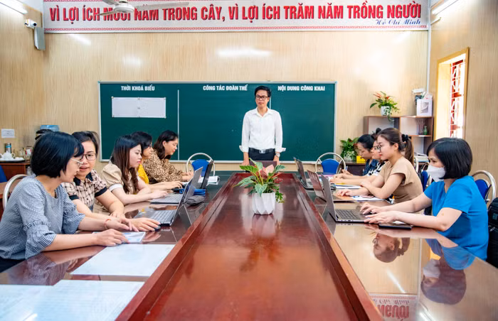 Thầy giáo Hà Huy Hiệp trao đổi phương pháp dạy học với Tổ giáo viên Tiếng Anh của Trường Trung học cơ sở Trương Công Định. (Ảnh: Lã Tiến)