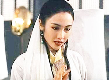 Lê Tư với tạo hình Chu Chỉ Nhược phiên bản 1993. Lê Tư là ngươi may mắn được đóng cả 2 vai Chu Chỉ Nhược và Triệu Mẫn trong 2 bộ phim khác nhau. Sở hữu nét mặt sắc sảo, thông minh, vì thế, người ta vẫn nhớ đến Triệu Mẫn của năm 2000 hơn là Chu Chỉ Nhược của năm 1993.