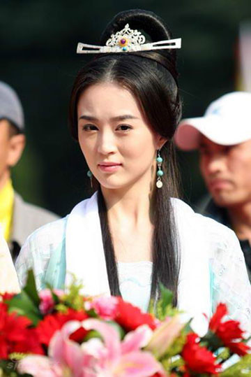 Trong khi ngoại hình bị chê là già thì với diễn xuất của Lưu Cạnh được biết là người chưa từng đóng phim trước đó.