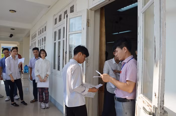 Các thí sinh được gọi vào phòng thi (Ảnh: CTV)