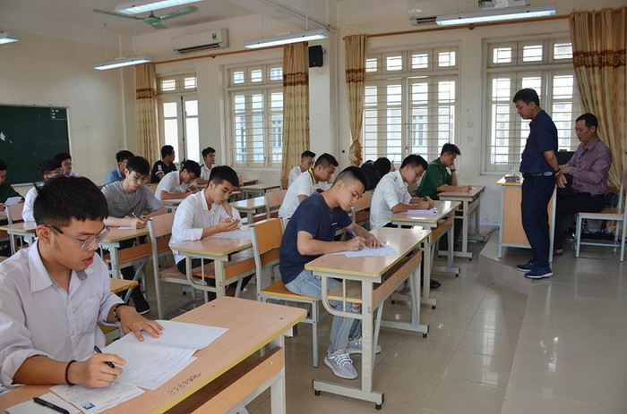 Các thí sinh hoàn thành bài thi đầu tiên là môn Ngữ Văn (Ảnh: CTV) Các thí sinh hoàn thành bài thi đầu tiên là môn Ngữ Văn (Ảnh: CTV)