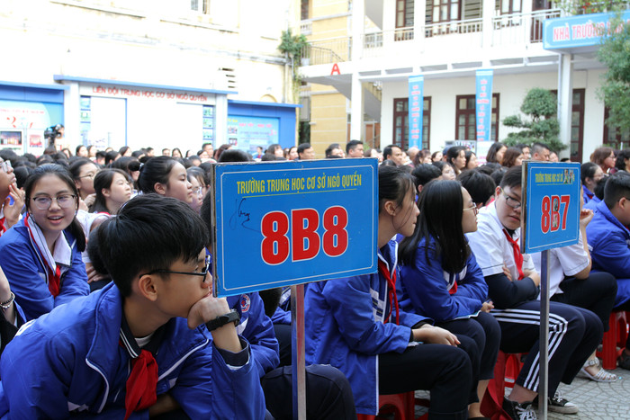 Hàng nghìn học sinh chăm chú lắng nghe cán bộ Phòng Cảnh sát giao thông tuyên truyền, phổ biến kiến thức về an toàn giao thông (Ảnh: Lã Tiến) Hàng nghìn học sinh chăm chú lắng nghe cán bộ Phòng Cảnh sát giao thông tuyên truyền, phổ biến kiến thức về an toàn giao thông (Ảnh: Lã Tiến)