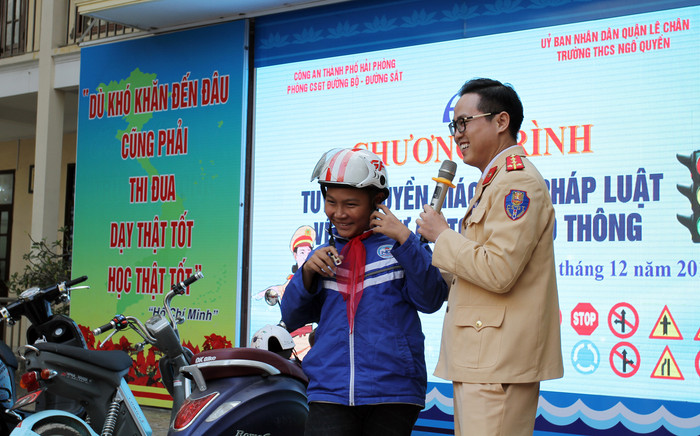 Các em học sinh Trường Trung học cơ sở Ngô Quyền được hướng dẫn cách đội mũ bảo hiểm đúng cách (Ảnh: Lã Tiến) Các em học sinh Trường Trung học cơ sở Ngô Quyền được hướng dẫn cách đội mũ bảo hiểm đúng cách (Ảnh: Lã Tiến)