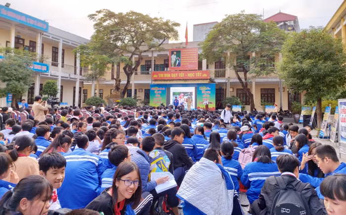 Buổi tuyên truyền đã trang bị kiến thức, kỹ năng cho học sinh khi tham gia giao thông (Ảnh: Lã Tiến)