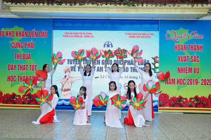 Các tiết mục văn nghệ đặc sắc do học sinh nhà trường biểu diễn (Ảnh: Lã Tiến) Các tiết mục văn nghệ đặc sắc do học sinh nhà trường biểu diễn (Ảnh: Lã Tiến)