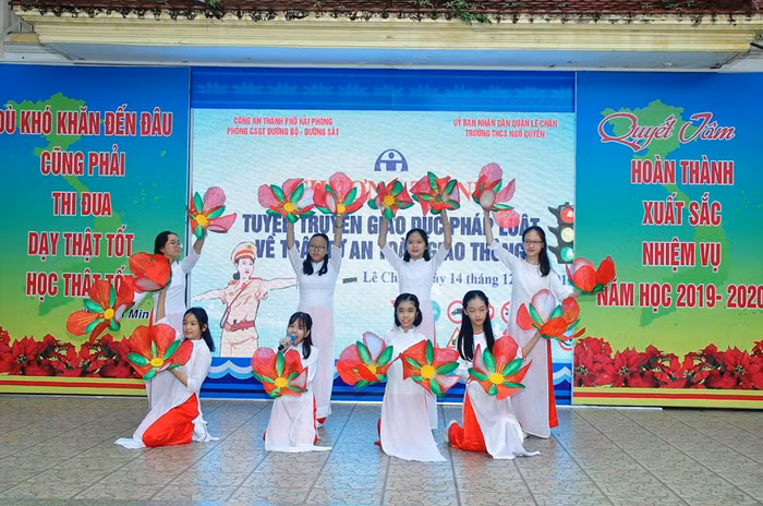 Các tiết mục văn nghệ đặc sắc do học sinh nhà trường biểu diễn (Ảnh: Lã Tiến)