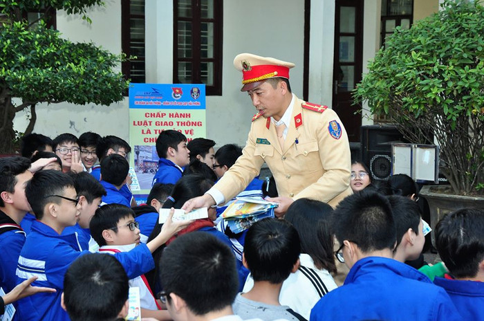Cán bộ Phòng Cảnh sát giao thông đường bộ, đường sắt (Công an Hải Phòng) phát tài liệu về an toàn giao thông tới học sinh (Ảnh: Lã Tiến) Cán bộ Phòng Cảnh sát giao thông đường bộ, đường sắt (Công an Hải Phòng) phát tài liệu về an toàn giao thông tới học sinh (Ảnh: Lã Tiến)