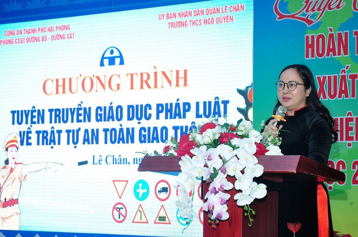 Cô giáo Nguyễn Thị Thu Hương, Hiệu trưởng Trường Trung học cơ sở Ngô Quyền phát biểu tại buổi tuyên truyền (Ảnh: Lã Tiến) Cô giáo Nguyễn Thị Thu Hương, Hiệu trưởng Trường Trung học cơ sở Ngô Quyền phát biểu tại buổi tuyên truyền (Ảnh: Lã Tiến)
