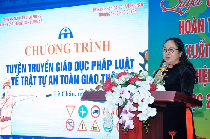 Cô giáo Nguyễn Thị Thu Hương, Hiệu trưởng Trường Trung học cơ sở Ngô Quyền phát biểu tại buổi tuyên truyền (Ảnh: Lã Tiến)