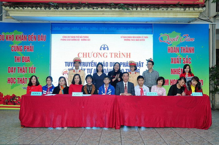 Phụ huynh, học sinh và giáo viên chủ nhiệm các lớp ký cam kết bảo đảm trật tự an toàn giao thông (Ảnh: Lã Tiến) Phụ huynh, học sinh và giáo viên chủ nhiệm các lớp ký cam kết bảo đảm trật tự an toàn giao thông (Ảnh: Lã Tiến)